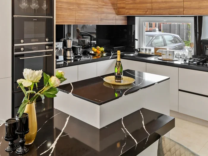 BlatbucatariequartzMarquinaThieraProwest02 x700